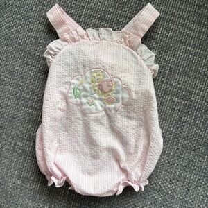 🐥 Alison Scott Vintage Pink & White Seersucker Romper w/ Duck Appliqué –Size 18M